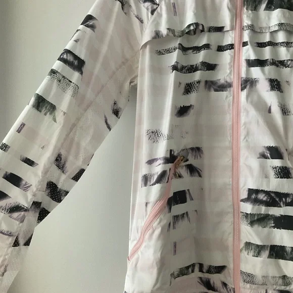 Lululemon windbreaker with hood that can be stored away - Picture 3 of 6